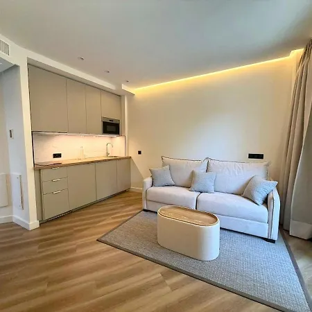 Luxury One Bed & Pool Apartment